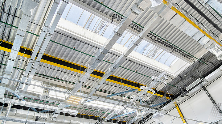 Industriehalle einer Bekleidungsfirma mit LAMILUX Lichtbändern.