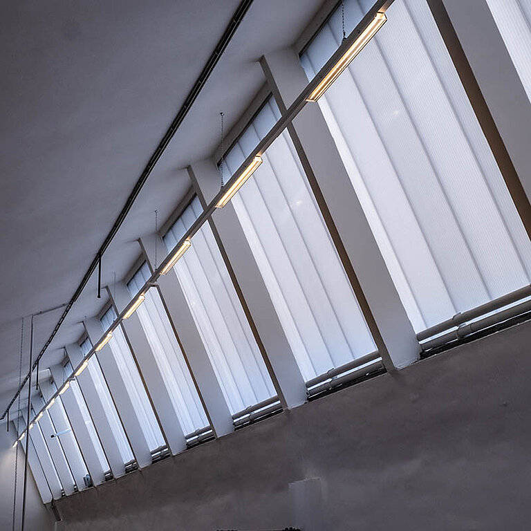 Innenansicht eines LAMILUX Lichtband Wand / Renovierung zur gleichmäßigen Tageslichtversorgung in Bestandsgebäude