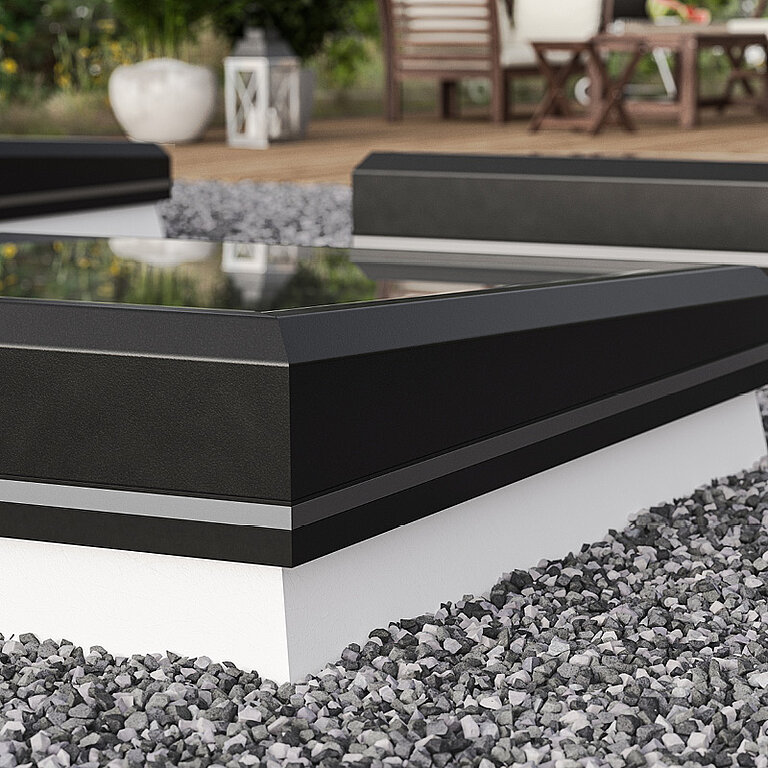 Geschlossenes LAMILUX Flachdach Fenster FE RWA auf Kies-Flachdach mit gedämmtem Aufsatzrahmen und integrierter Verglasung