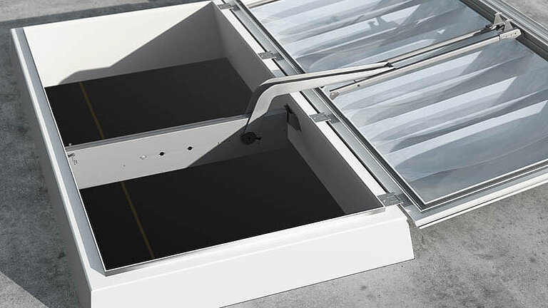 LAMILUX Lichtkuppel F100 W mit integrierter Rauch- und Wärmeabzugsfunktion auf Flachdach