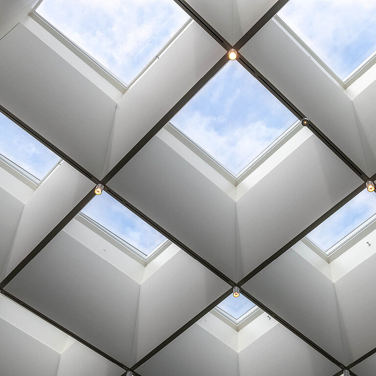 LAMILUX Flachdach Fenster FE 3° in Rasteranordnung, quadratische geneigte Tageslichtöffnungen