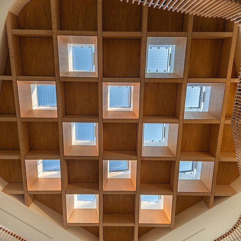 Mehrere LAMILUX Flachdach Fenster F100 in Holzdeckenstruktur