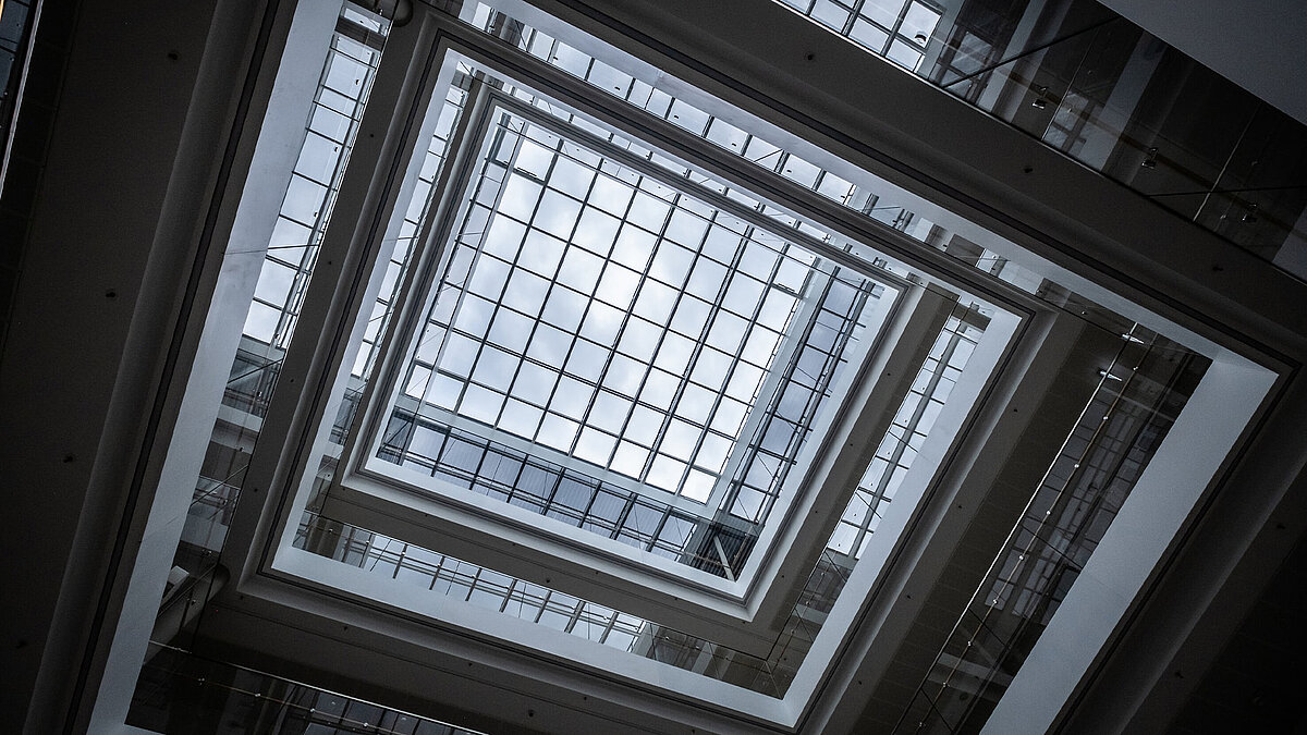 Blick auf das Glasdach PR60 im Unfallkrankenhaus Berlin