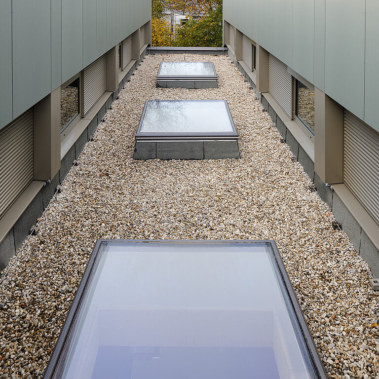 LAMILUX Flachdach Fenster FE Passivhaus in Reihenanordnung auf Flachdach mit Kies