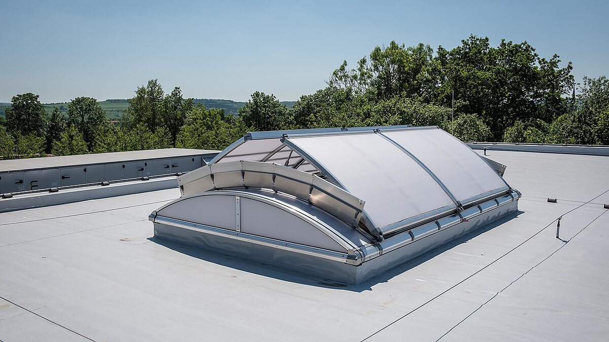 Dachansicht des Kletterzentrums OWL mit einer großen, gewölbten Lichtkuppel, die Tageslicht ins Gebäudeinnere lässt.