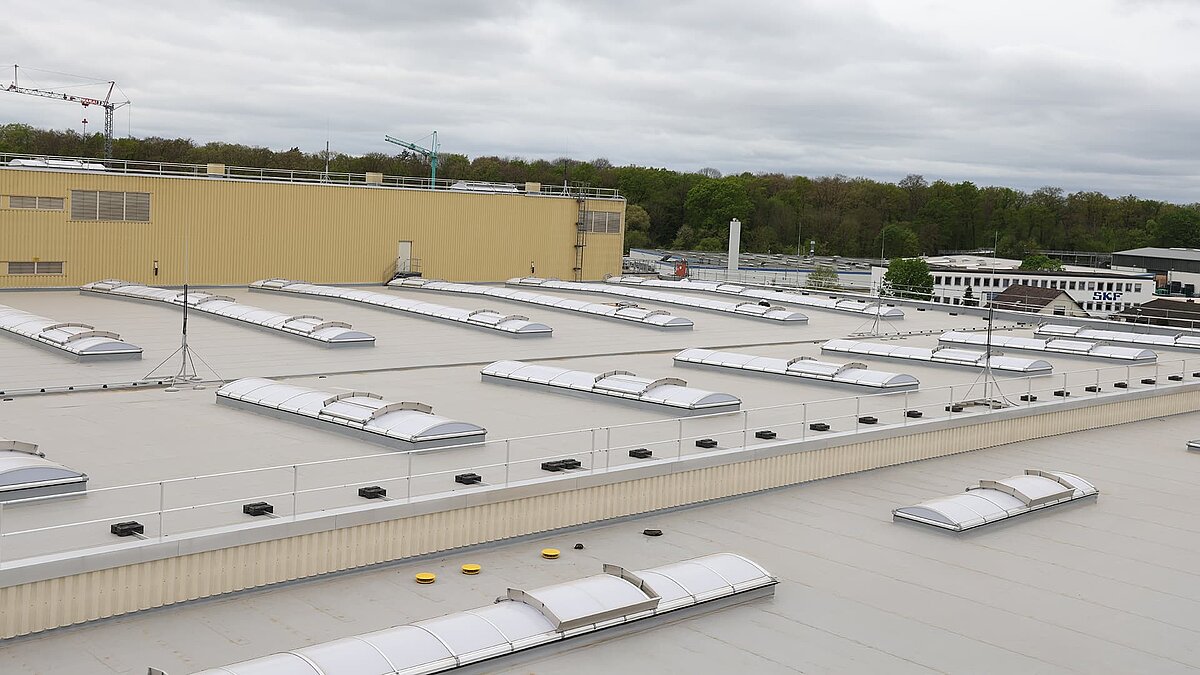 Dach der Heidelberger Druckmaschinen mit zahlreichen Lichtbändern für natürliche Tageslichtbeleuchtung und Belüftung.