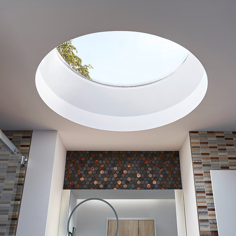 LAMILUX Flachdach Fenster FE rund im Innenraum, große runde Tageslichtöffnung mit weißem Innenrahmen