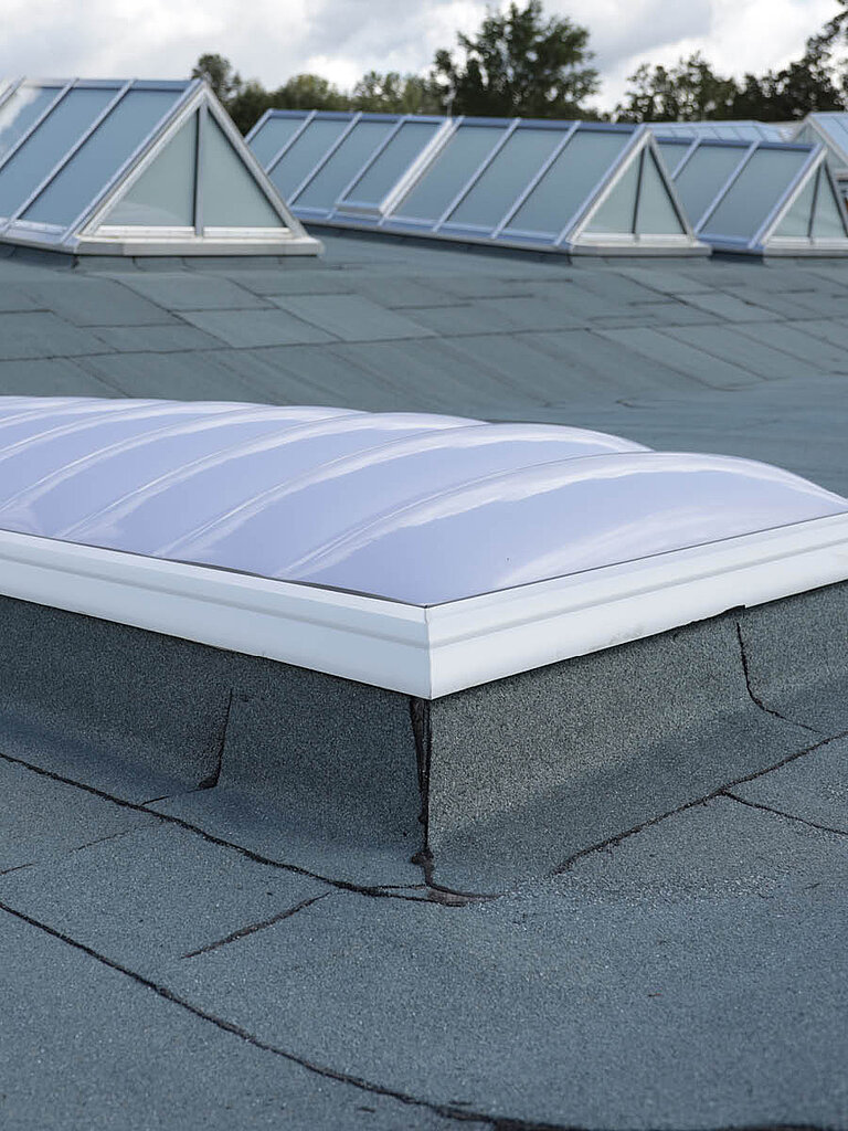 LAMILUX Lichtkuppel F100 W auf Flachdach mit robuster Verglasung und natürlichem Tageslichteinfall