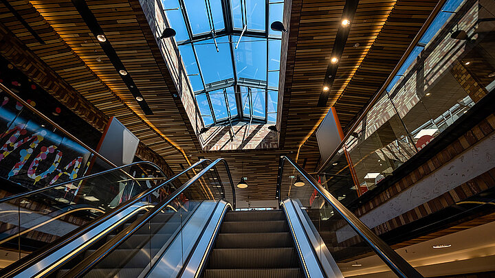 LAMILUX Glasdach PR60 über Rolltreppen in einem modernen Einkaufszentrum