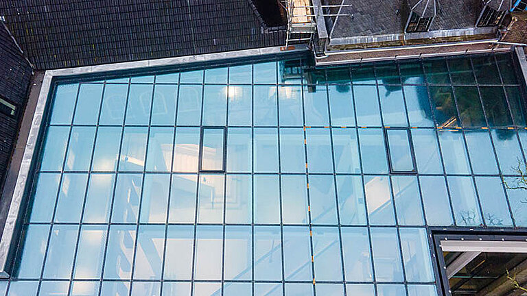 Luftaufnahme eines großen Glasdachs PR60 Passivhaus in moderner Gebäudeintegration.