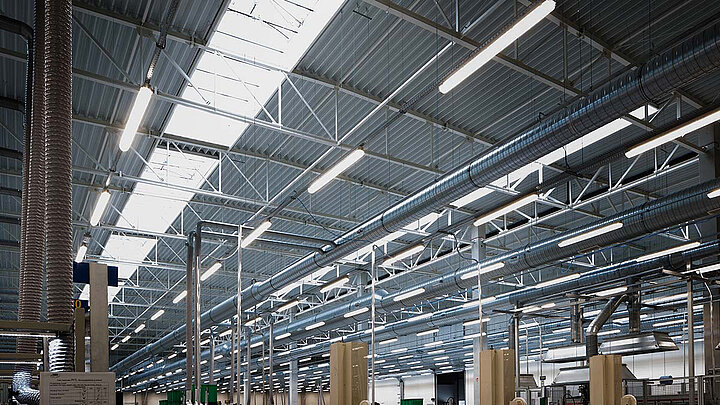Lichtband in einer Logistik Industriehalle, Innenansicht