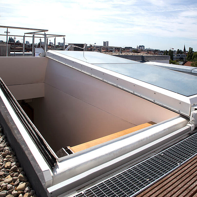Geöffneter LAMILUX Flachdach Ausstieg Komfort Solo mit rechteckiger Öffnung und freiem Zugang zur Dachfläche auf Flachdach