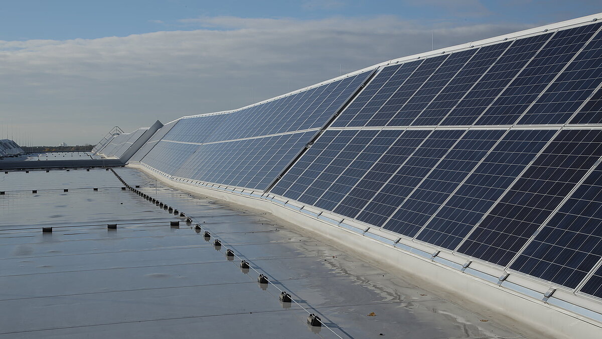 Solarpaneele auf dem Dach des Logistikzentrums von Rhenus Logistics in Hoppegarten mit LAMILUX Lichtband S.