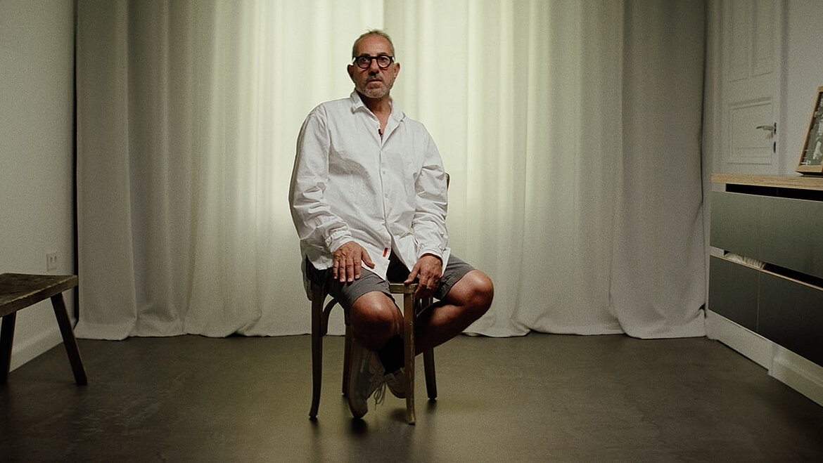 Johannes Vogelsanger (Architekt) sitzt auf einem Stühl