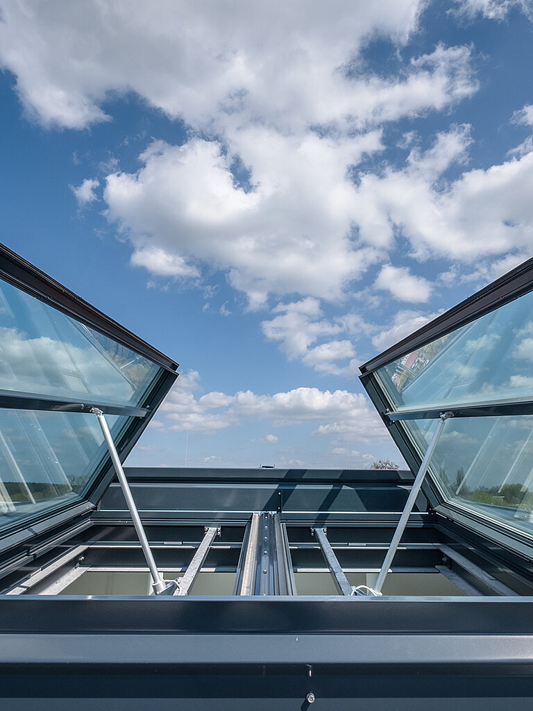 Blick auf ein geöffnetes Flachdachfenster