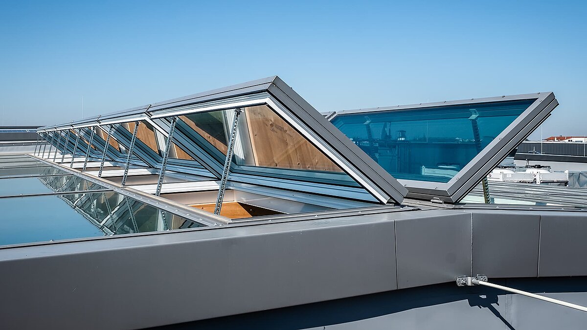 Geöffnete Dachfenster des Naturkostladens Byodo in Mühldorf, modern und funktional gestaltet.