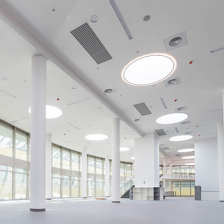 LAMILUX Lichtkuppel F100 rund in heller Halle für gleichmäßigen Tageslichteinfall