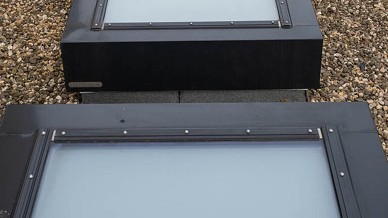 Zwei LAMILUX Flachdach Fenster Fire Resistance auf Kies-Flachdach mit feuerwiderstandsfähiger Verglasung