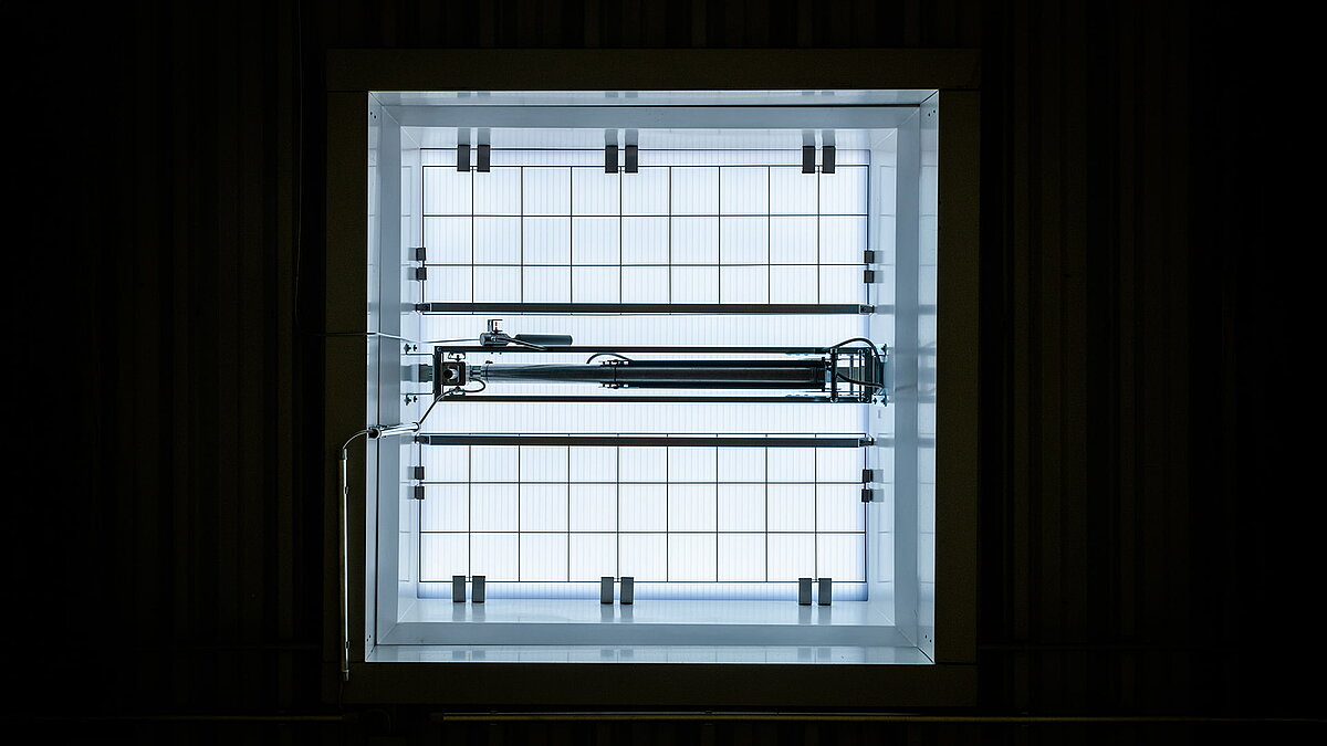 Innenansicht einer Lichtkuppel F100 W im R-Pharm Gebäude in Illertissen, mit technischer Öffnungsvorrichtung.