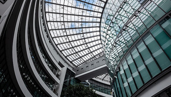 Blick auf die gebogene Glasfassade und das filigrane Dach im BMW Group Forschungs- und Innovationszentrum FIZ.
