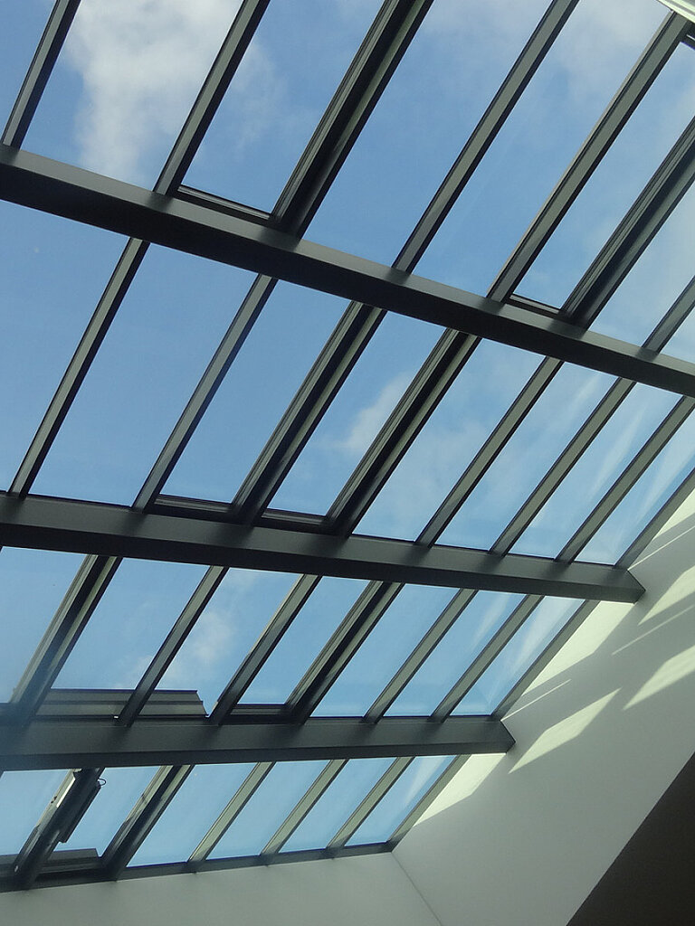 Glasdach mit Lamellen und einfallendem Tageslicht