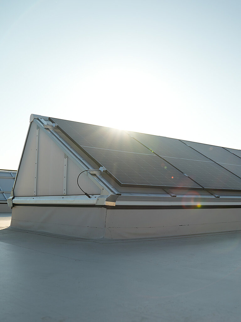 LAMILUX Lichtband mit Photovoltaik auf Flachdach mit integrierten Solarmodulen