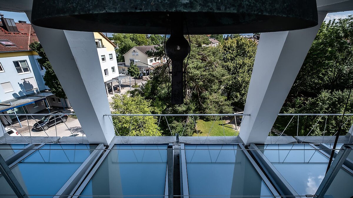 Blick von der Glocke im Turm der Pauluskirche in Traunreut auf das LAMILUX Flachdachfenster FE und die Umgebung.