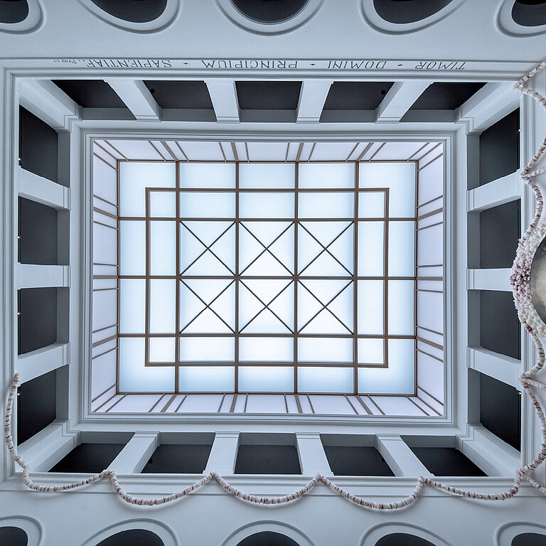 Blick auf ein architektonisch ansprechendes Glasdach von unten