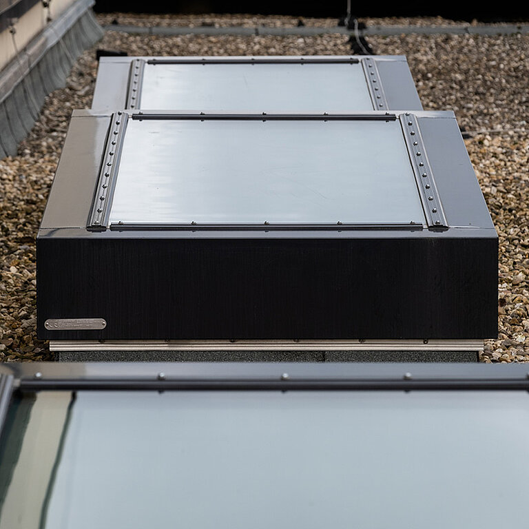 Flachdachfenster mit Brandschutz auf Kies-Flachdach, rechteckige Ausführung mit feuerwiderstandsfähiger Verglasung