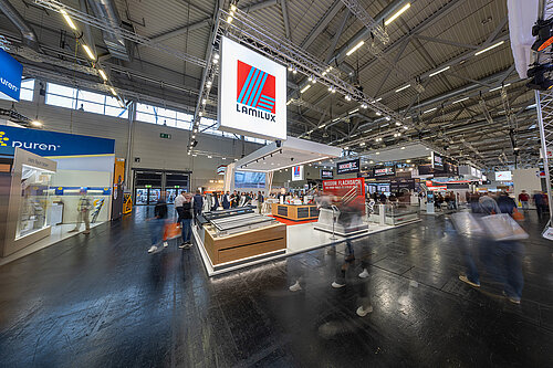 LAMILUX Messestand: Produktfamilie Flachdach Fenster und Lichtkuppeln auf der DACH+HOLZ