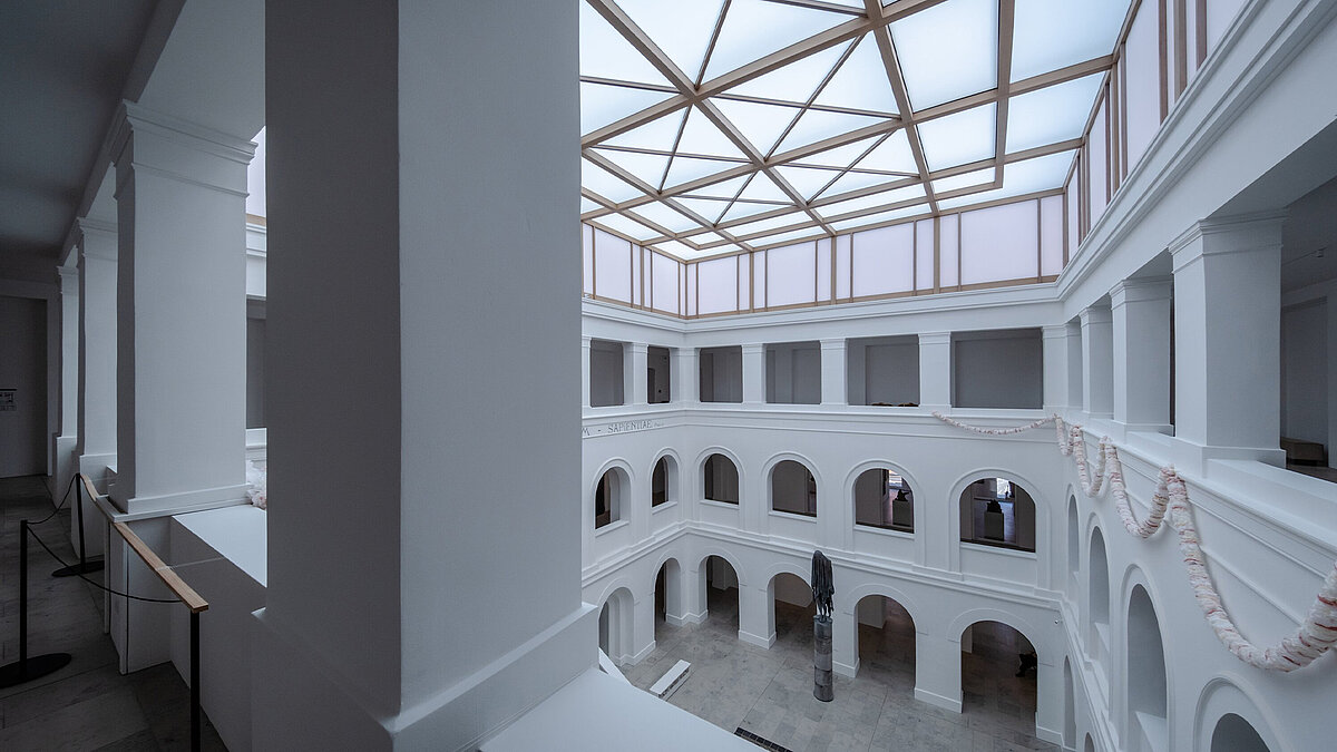 Blick in den Innenraum des Museums. Links im Bild ist ein Pfosten.
