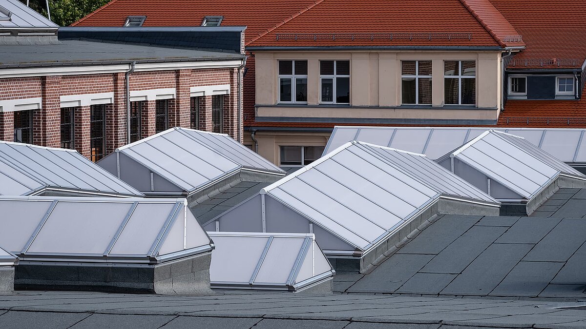 Dachansicht der Eventhalle Zündmagnet in Wurzen mit modernen, weißen Lichtkuppeln.