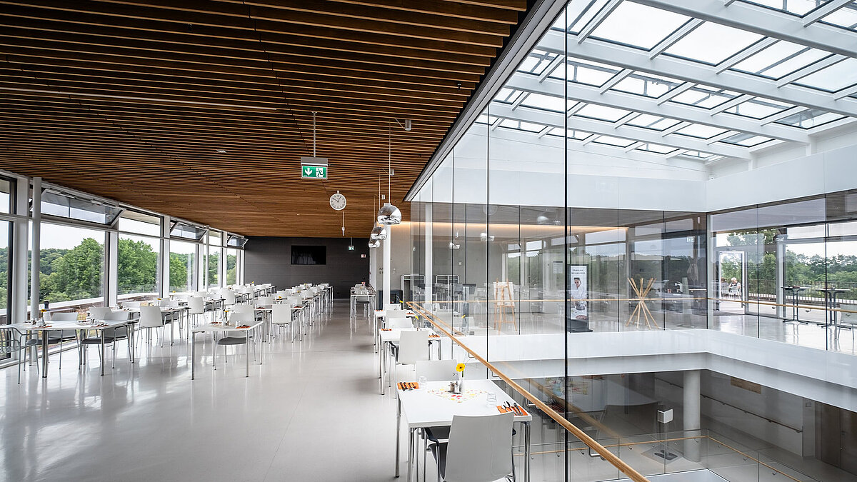 Essensbereich und Glasdach PR60 im Unfallkrankenhaus Berlin