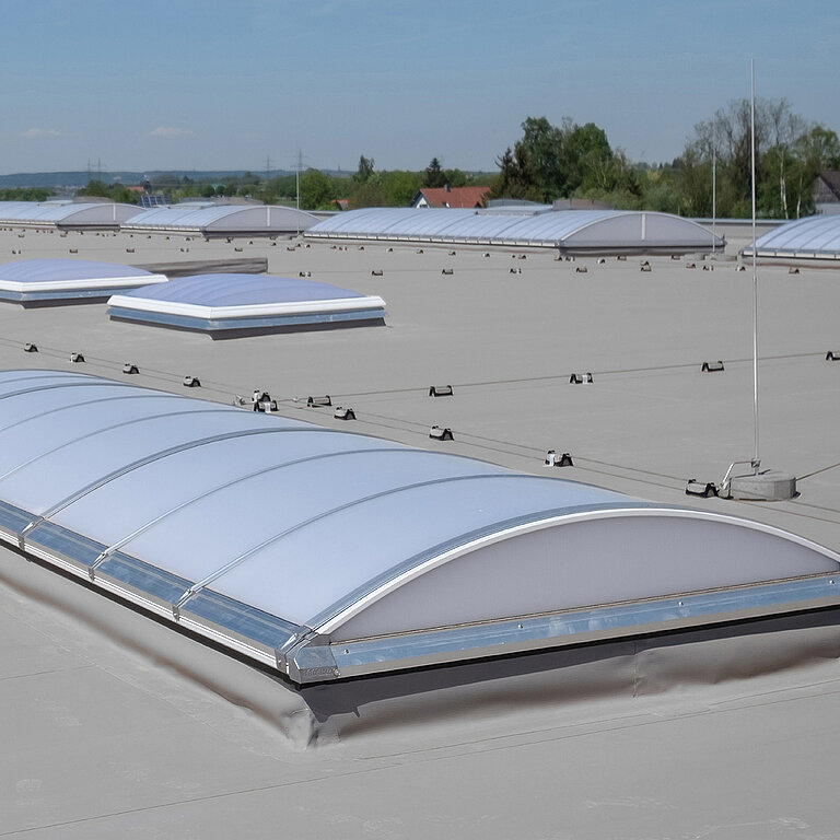 LAMILUX Lichtband B Passivhaus auf Flachdach eines Industriegebäudes