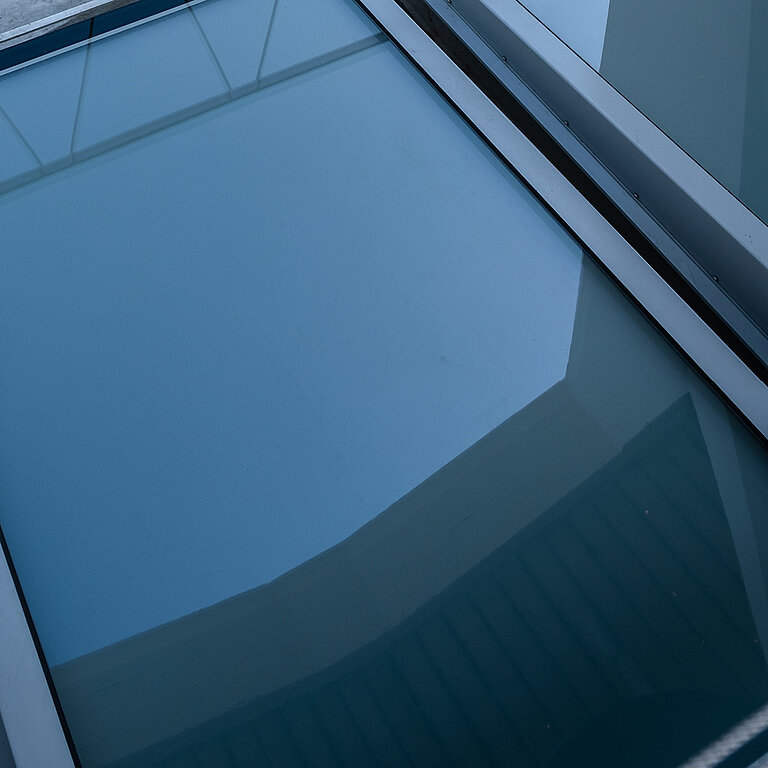 LAMILUX Flachdach Fenster FE Passivhaus, Detailansicht der Verglasung mit Himmelsreflexion