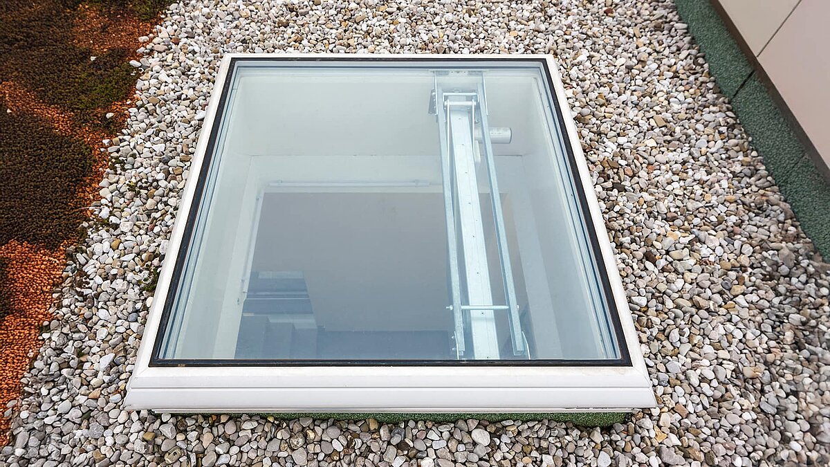 Außenansicht des LAMILUX Flachdach Fenster F100 auf dem Dach vom Zaltech Hauptsitz in Moosdorf, Österreich.