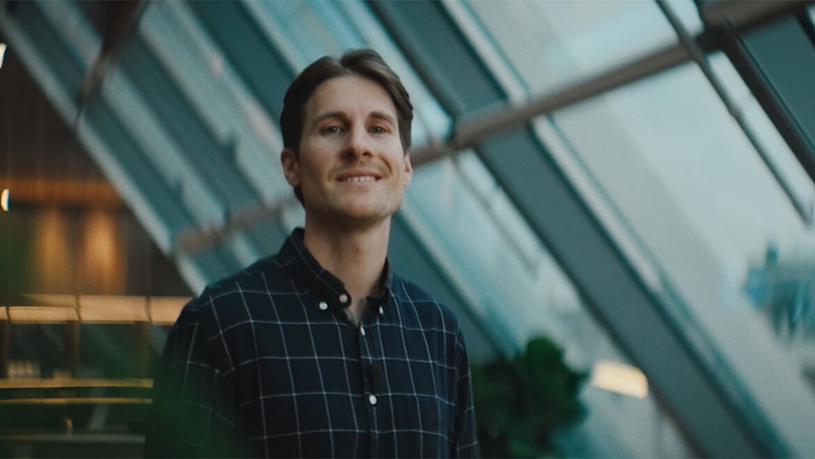 Ruben Schlese steht vor einem Fenster