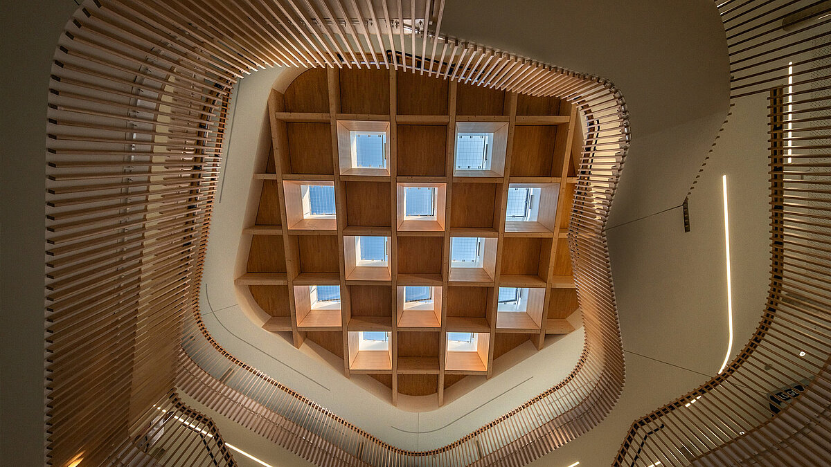 Innenansicht des Dachs der Grace-Hopper-Gesamtschule