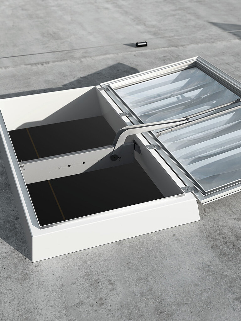 LAMILUX Lichtkuppel F100 W auf Flachdach mit integrierter Rauch- und Wärmeabzugsfunktion