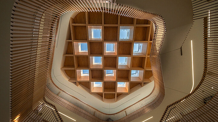 Blick nach oben im Atrium der Grace-Hopper-Gesamtschule Teltow mit LAMILUX Flachdach Fenster FE