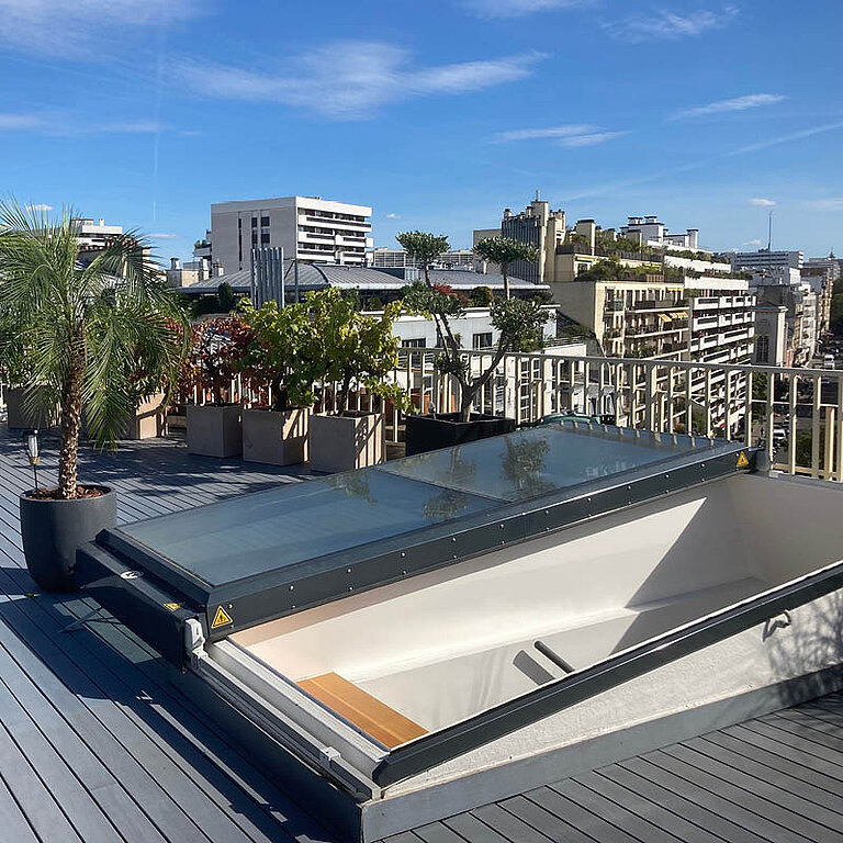 Geöffneter LAMILUX Flachdach Ausstieg Komfort Solo auf Dachterrasse mit hochgestellter Verglasung und direktem Zugang zur Dachfläch