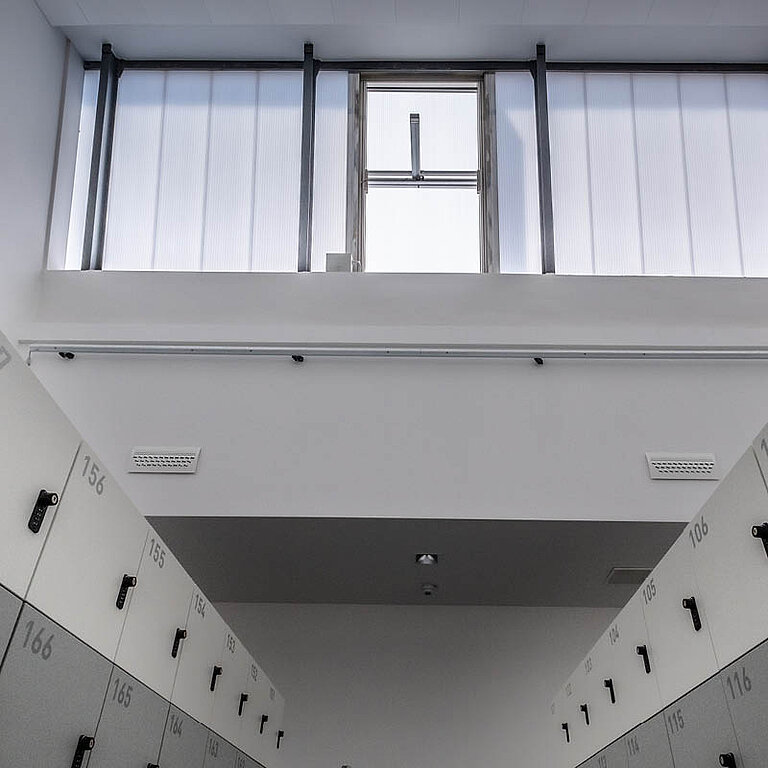 Innenansicht eines LAMILUX Lichtband Wand / Renovierung mit vertikaler Verglasung 