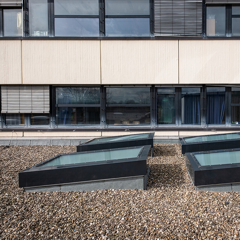 LAMILUX Flachdach Fenster Fire Resistance auf Kies-Flachdach vor Industriegebäude montiert