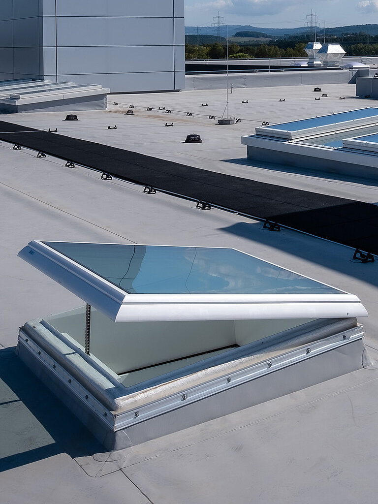 LAMILUX Flachdach Fenster auf Industrieflachdach, geöffnetes Dachfenster für Tageslicht