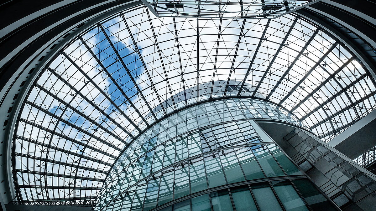 Imposante Glasdachkonstruktion im BMW Group Forschungs- und Innovationszentrum (FIZ), die durch modernes Design und großzügigen Tageslichteinfall beeindruckt.