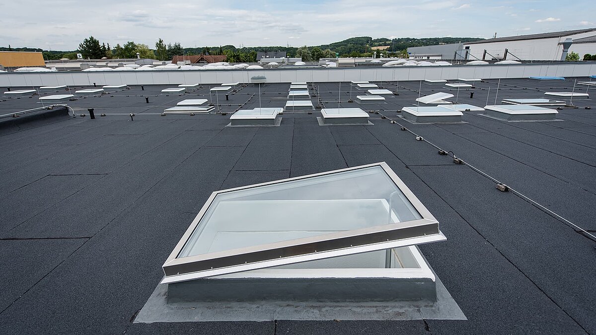 Dach des Caritas-Gebäudes in Hagen mit mehreren Oberlichtern für Tageslicht.
