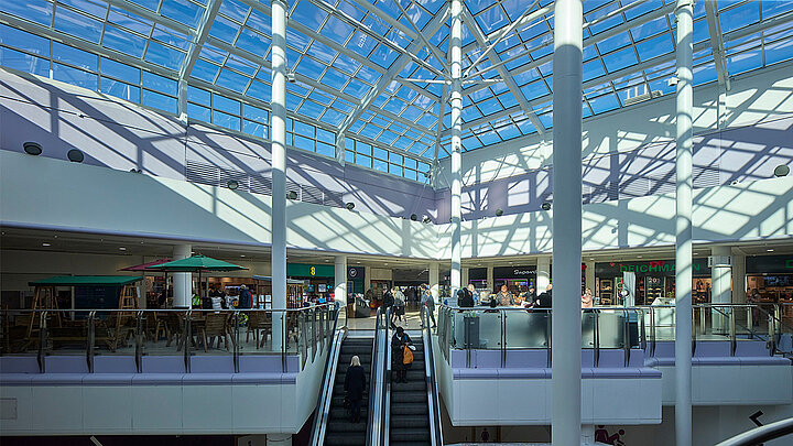 LAMILUX Glasdach PR60 über dem lichtdurchfluteten Einkaufszentrum Crystal Peaks mit Rolltreppen und Geschäften