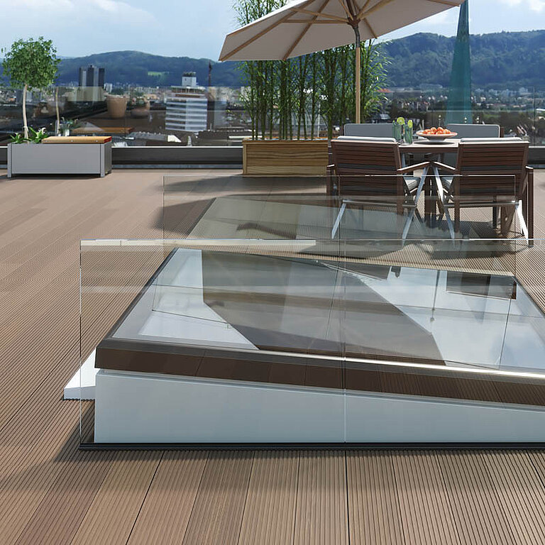 Geschlossener LAMILUX Flachdach Ausstieg Komfort Quadrat auf Dachterrasse mit transparenter Verglasung