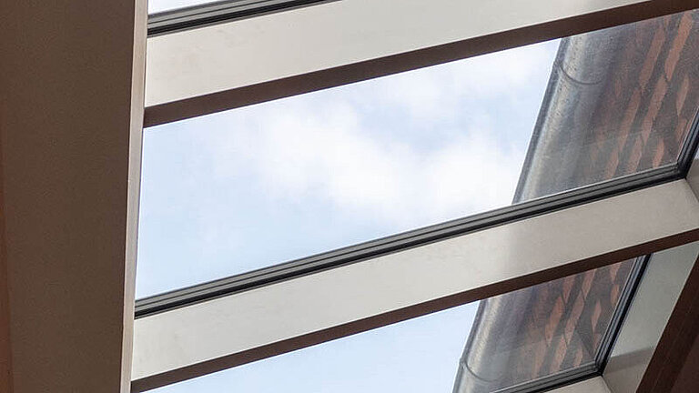 Innenansicht des Glasdachs Fire Resistance mit klarer Verglasung und Stahlprofilen.