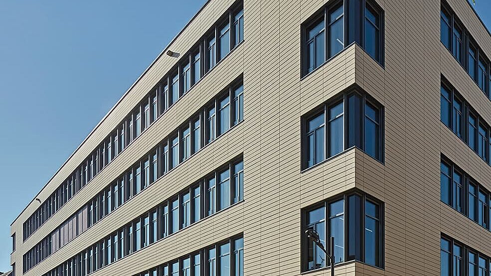 Außenansicht des Postgebäudes in Luxemburg mit moderner Glasdachkonstruktion und LAMILUX Glasdach PR60 Passivhaus-Technologie.